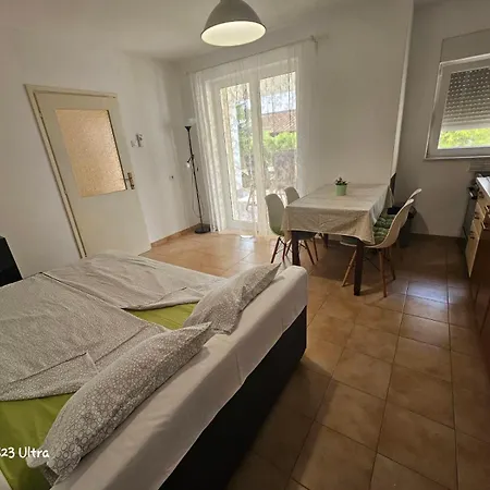 Ground Floor - Friendly In The Garden + Free Parking Apartment