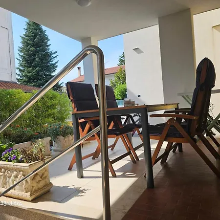 Apartment Ground Floor - Friendly In The Garden + Free Parking Porec