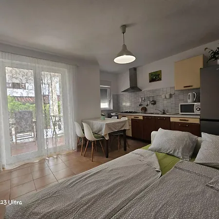 Ground Floor - Friendly In The Garden + Free Parking Apartment